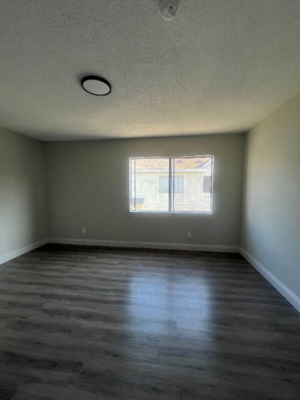 Building Photo - 1156 W 39th St