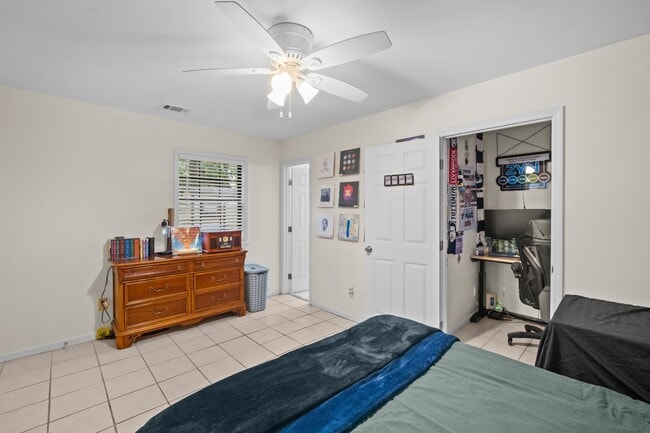 Building Photo - Southside Savannah Gem – 4BR Home in Windsor Forest with Sunroom & Patio
