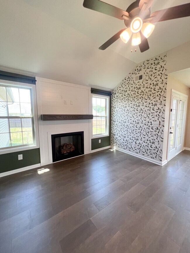 Building Photo - 702 Gleason Dr
