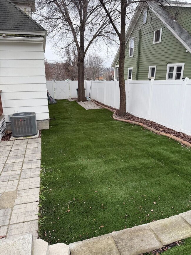 Building Photo - 5 bedroom house next to park