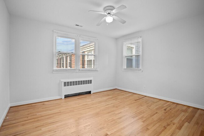 Building Photo - Renovated 2BR/1BA Condo close to shopping and the hospital