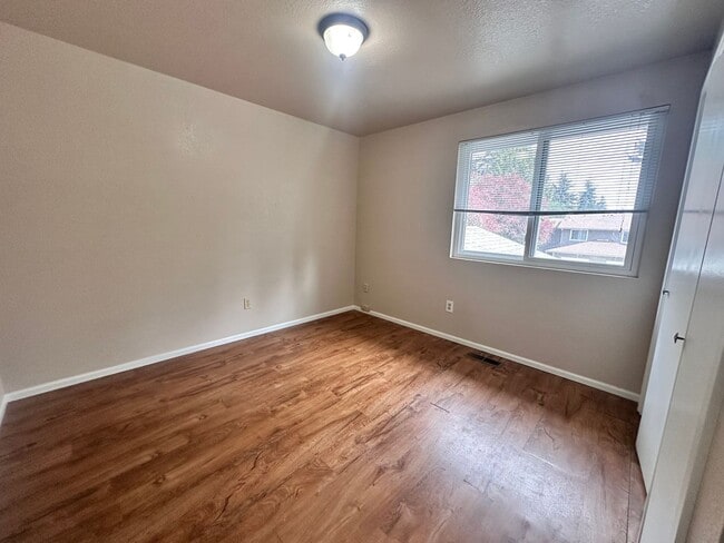 Building Photo - Charming Bellevue Rental – Available May 1st!