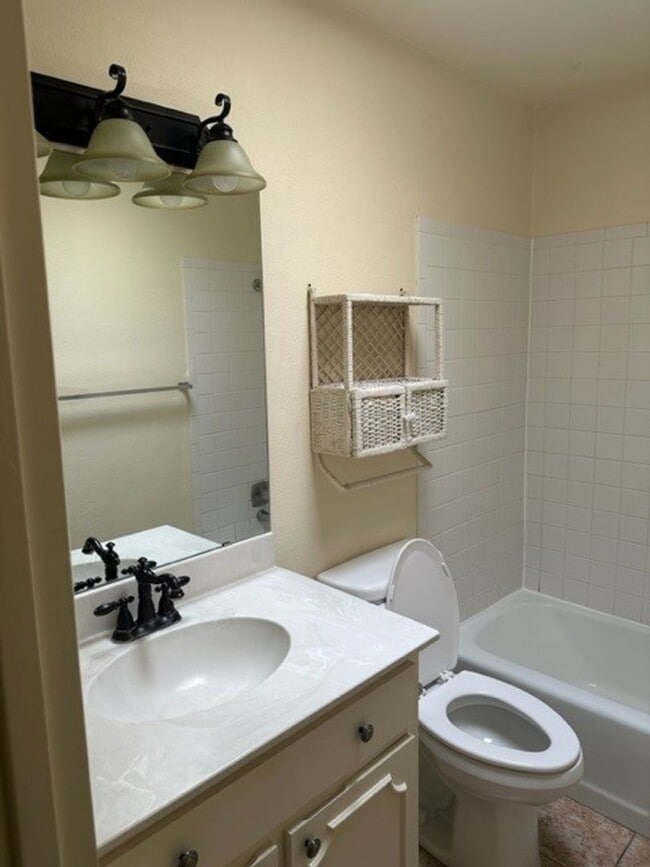 Building Photo - 2 Bed, 2 Bath Townhome