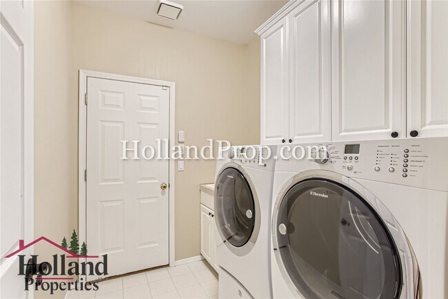 Building Photo - Beautiful 3-Bedroom Home with Dual Living Spaces & Private Backyard
