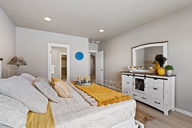 Building Photo - 5673 W Rockingham Dr