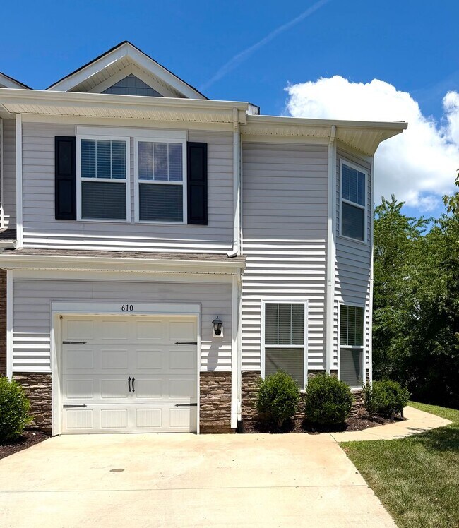 Building Photo - Spacious 3 Bedroom/ 2 Bath townhouse w/office for rent in Fountain Park, convenient Asheville loc...