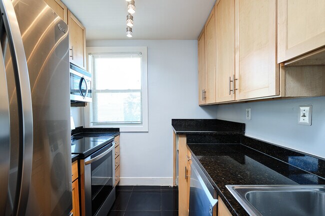 Building Photo - 2832 Hartford St SE