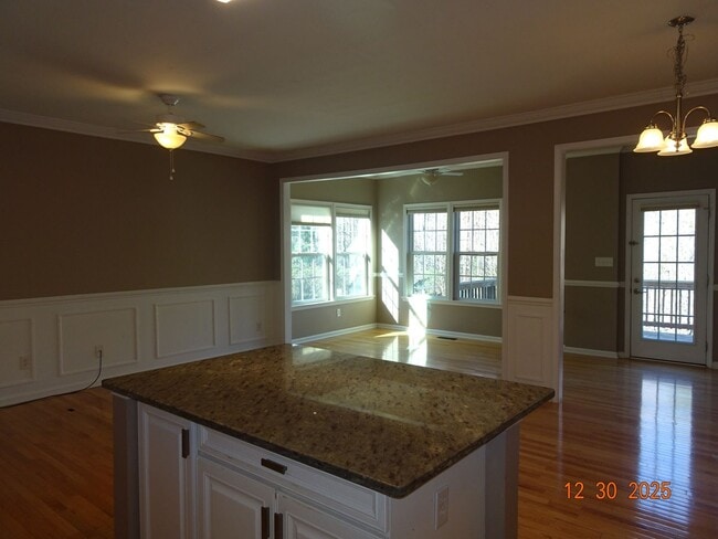 Building Photo - 4 Bedrooms, 3.5 Baths Townhouse