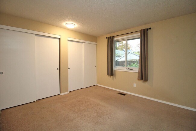 Building Photo - Updated 3 Bed/2 Bath Milwaukie Ranch Home Set On A Gorgeous Lot