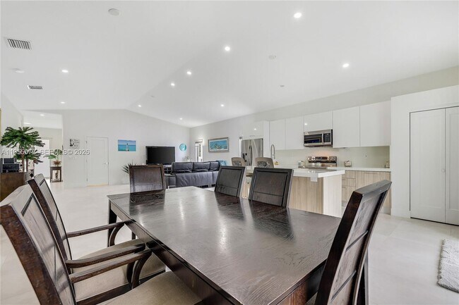 Building Photo - 640 Colson Dr