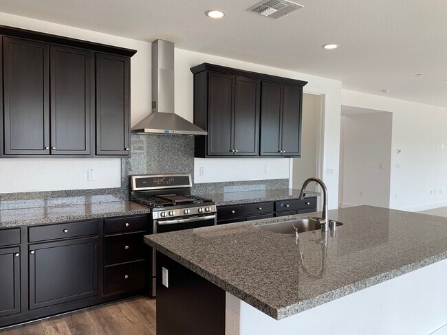 Building Photo - Large Executive home with tons of upgrades.