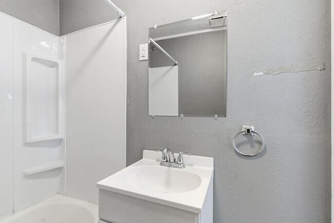 Building Photo - 3 Bedroom | 1 Bathroom Home | PET FRIENDLY!