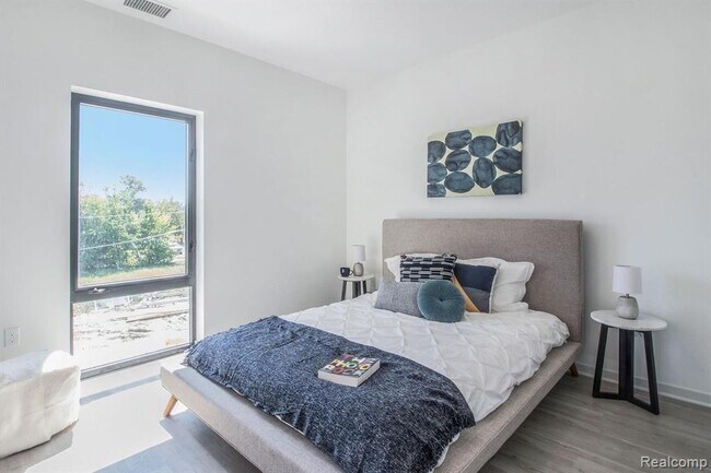 Building Photo - 7410 Kercheval Ave