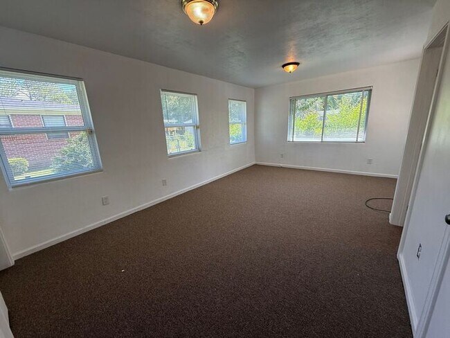 Building Photo - Pensacola - Lakeview - 3 bedroom, 2 bathroom