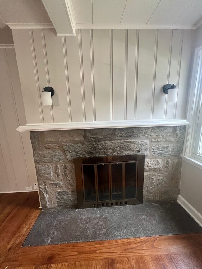 Building Photo - Charming Renovated Mount Penn 3 BR For Immediate Move In