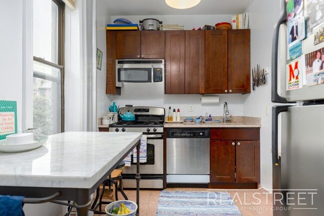 Building Photo - 2 Bed In Prime Brooklyn Heights