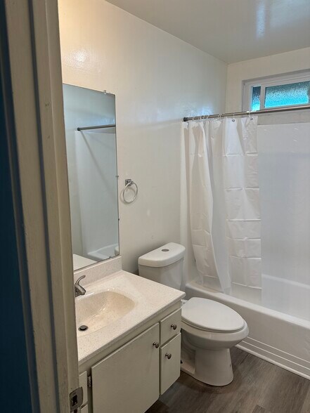 Building Photo - 8202 Ashgrove Dr