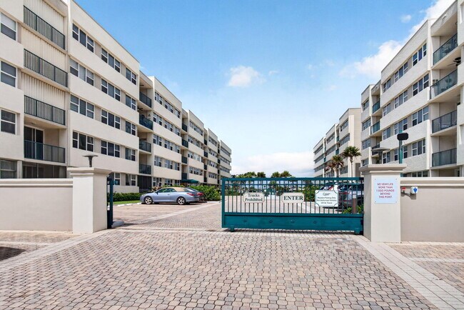 Building Photo - 1236 Hillsboro Mile