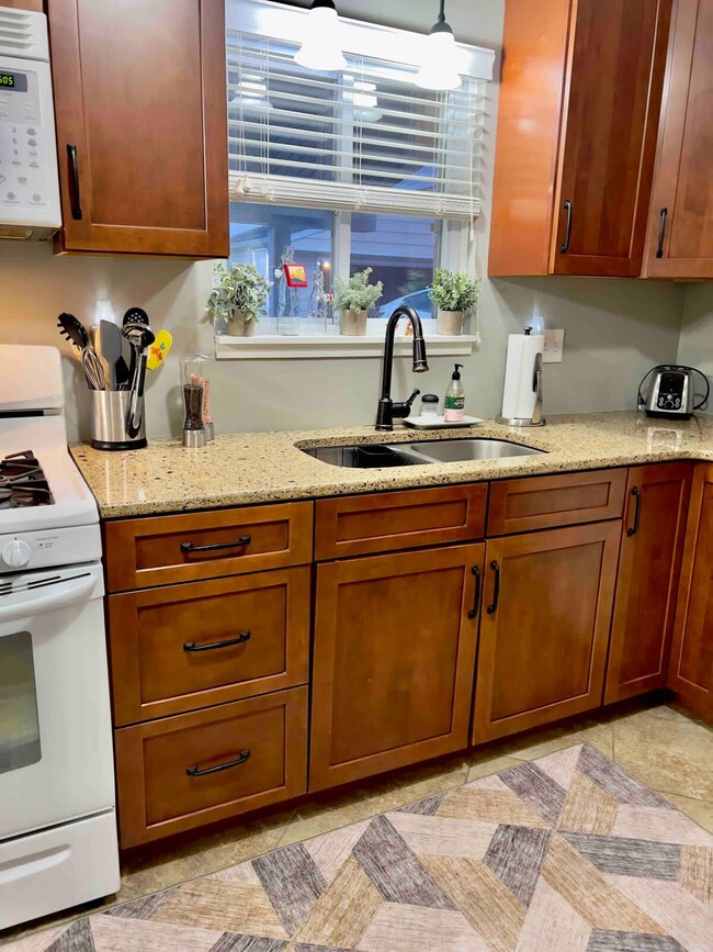 This kitchen is stocked with all the kitchen gadgets to make delicious home cooked meals while you'r - 1237 Giesse Dr