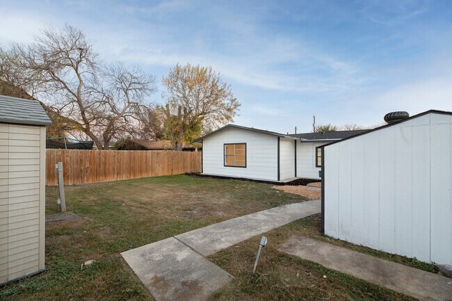 Building Photo - 636 Southeast Terrace