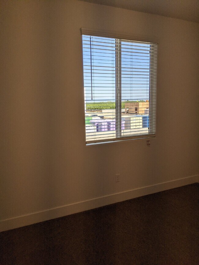 Building Photo - Prime location in Merced!