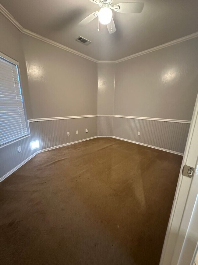 Building Photo - Southwest 4 bedroom