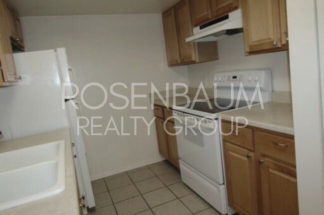 Building Photo - Spacious 1-bedroom, 1-bath apartment in Tu...