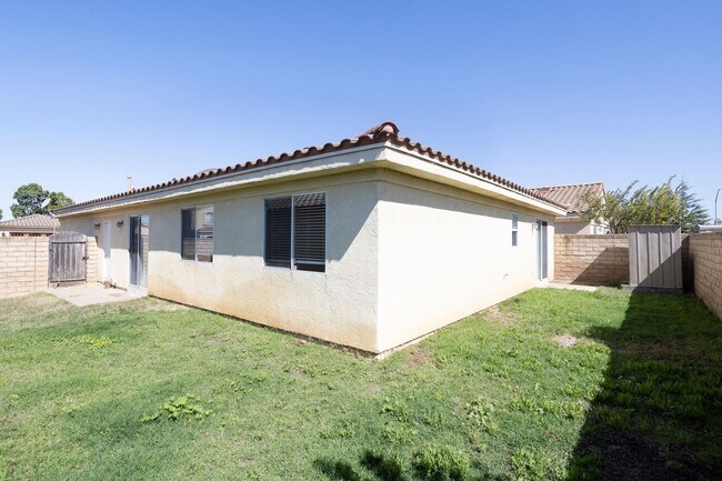 Building Photo - Schedule a tour today for a BEAUTIFUL 3-Be...