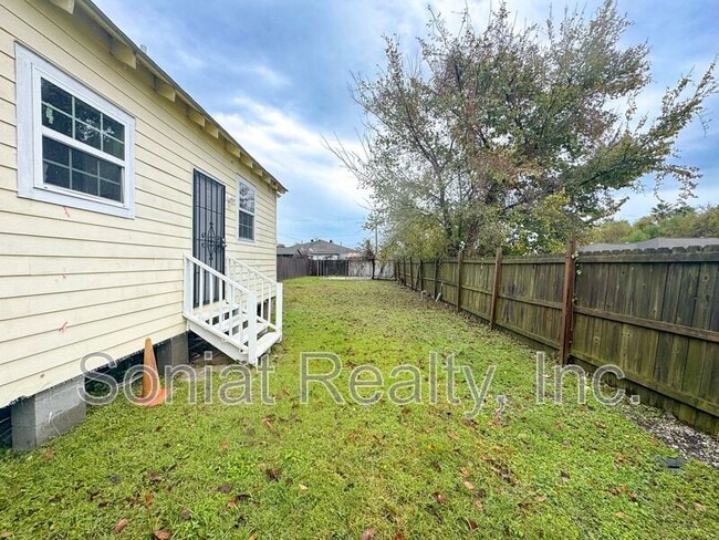 Building Photo - 4501 Majestic Oaks Dr