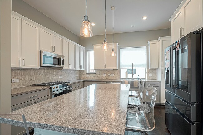 Building Photo - 712 Clark St