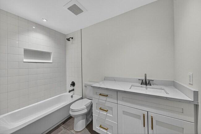 Building Photo - 410 NE 34th St