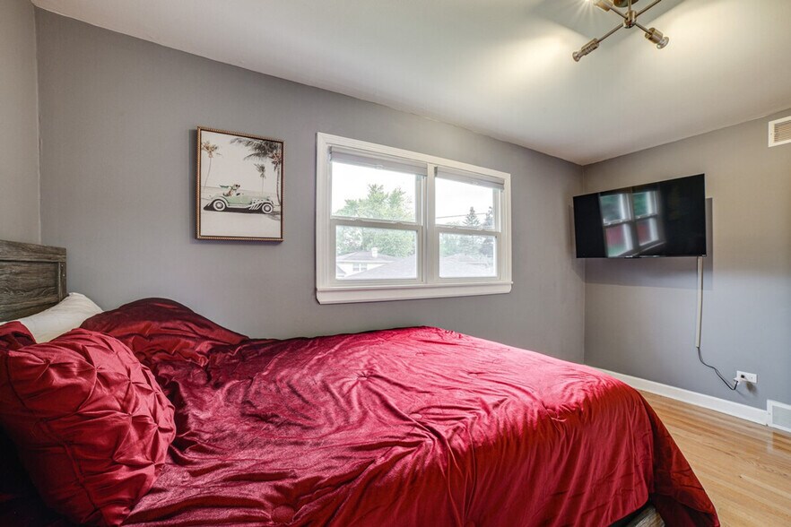 Building Photo - 737 E 157th Pl