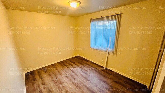 Building Photo - 1142 8th Pl