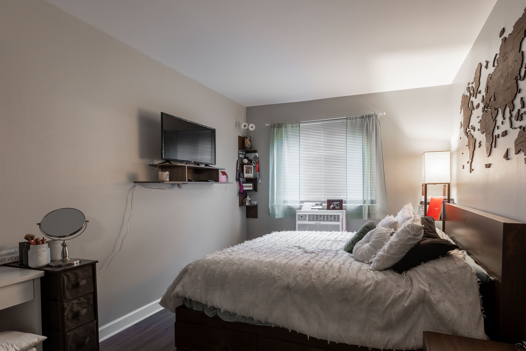 Building Photo - 607 W Wrightwood Ave