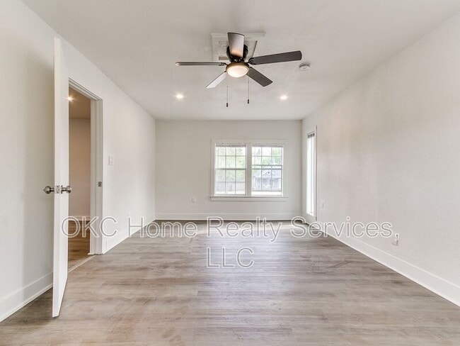 Building Photo - 1812 W Noble Ave