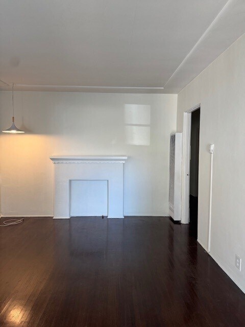 Living Room - 1120 Chelsea Ave