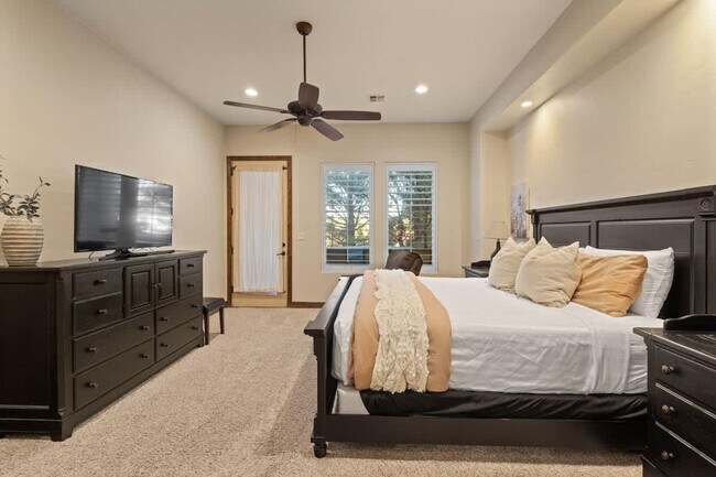 Building Photo - 1922 N Pebble Beach Dr