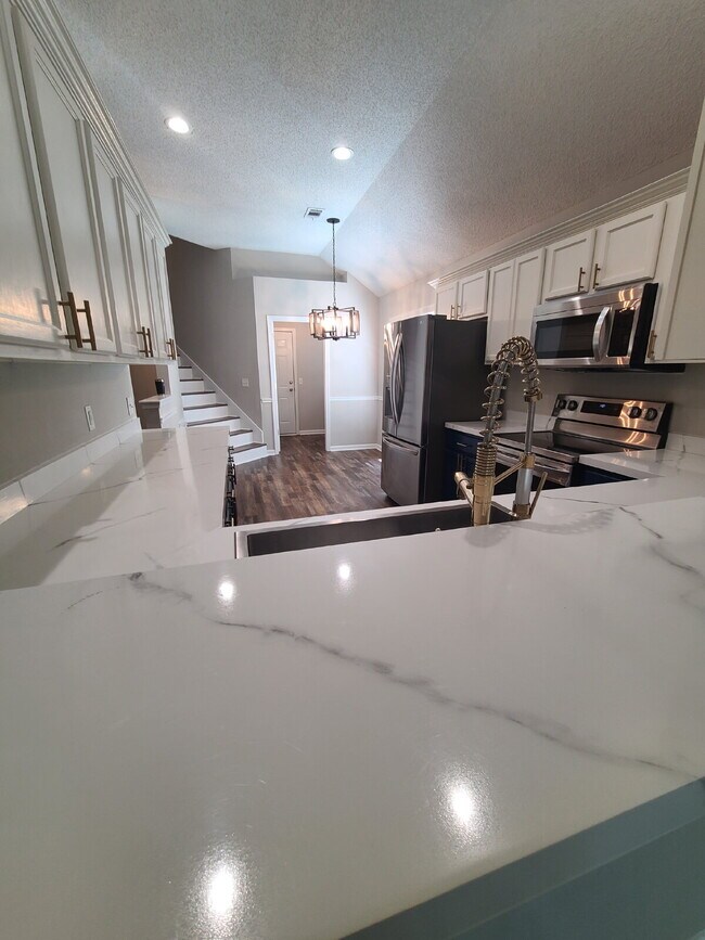 Building Photo - Waterfront Community in Richmond Hill!