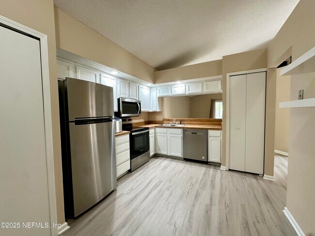Building Photo - 8828 Townsquare Dr S