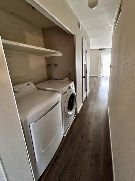 Washer/Dryer - 1060 S Parker Rd