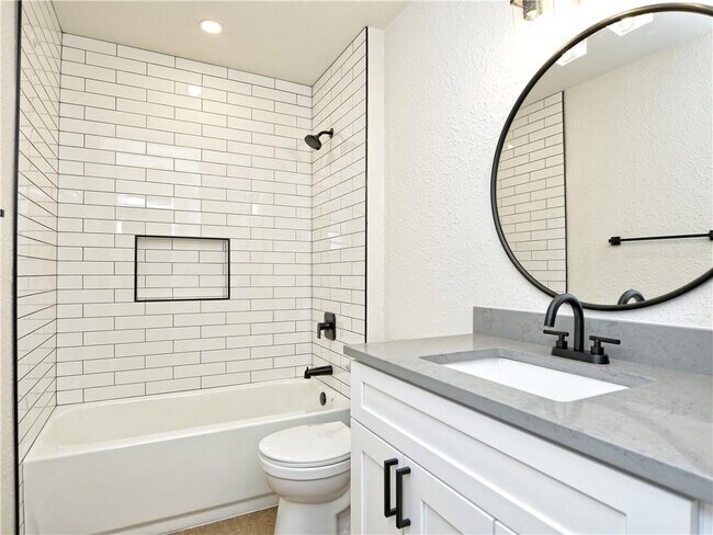 Building Photo - 11711 Oak Knoll Dr