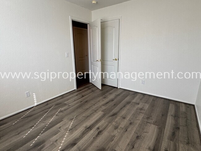 Building Photo - 5313 E Hilton Ave