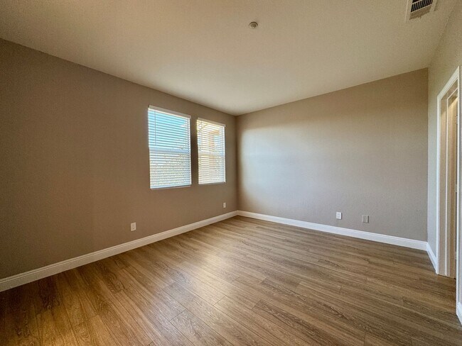 Building Photo - 3 Bed 2.5 Bath plus extra room Townhouse Style Condo / Attached 2 Car Garage