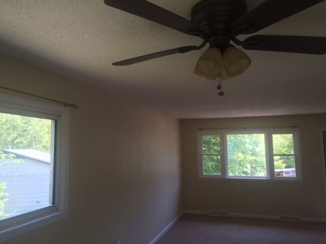 Building Photo - 3 Bed 2 Bath Home
