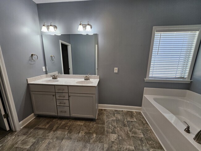 Building Photo - 112 Mergini Dr