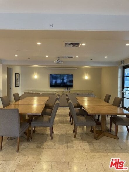 Building Photo - 600 W 9th St