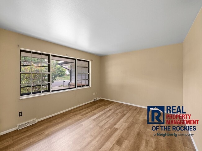Building Photo - Recently Updated 4 Bed 3 Bath House in W. ...