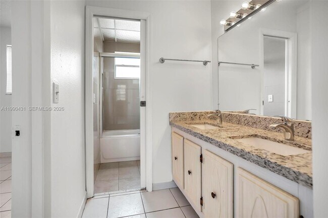 Building Photo - 1975 NE 135th St