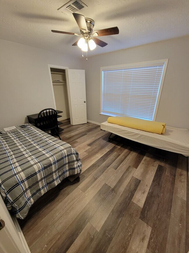 Building Photo - Bryan - 3 bed/ 2 bath / 2 car garage house with fenced back yard, near Texas A&M