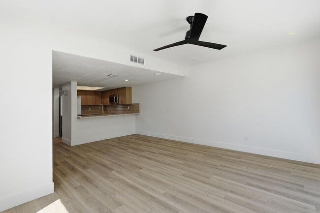 Building Photo - 122 S Hardy Dr